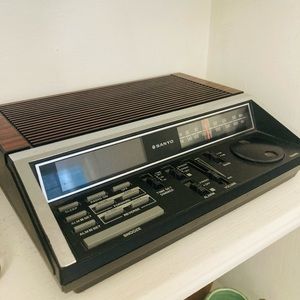 Vintage 1980’s Sanyo Alarm Clock Radio